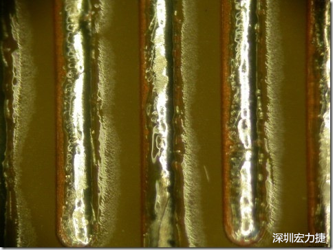 經(jīng)過(guò)168小時(shí)的高溫高濕環(huán)境實(shí)驗(yàn)后，此錫膏的最低SIR還可達(dá)到500,000,000 ohms，取LOG10為108.70，但是可以看到焊錫的邊上還有未吃錫的露銅，表示其吃錫狀況比較差