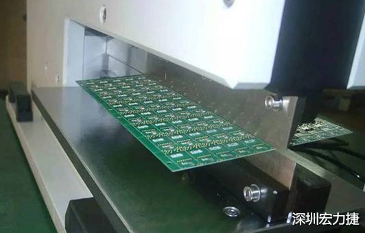 基本上V-Cut就是破壞板子結(jié)構(gòu)的元兇，因?yàn)閂-Cut就是在原來一大張的板材上切出溝槽來，所以V-Cut的地方就容易發(fā)生變形。