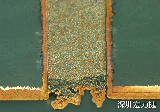 PCB設(shè)計(jì)之導(dǎo)電孔塞孔工藝 導(dǎo)電孔Via hole又名導(dǎo)通孔，為了達(dá)到客戶要求，導(dǎo)通孔必須塞孔，經(jīng)過(guò)大量的實(shí)踐，改變傳統(tǒng)的鋁片塞孔工藝，用白網(wǎng)完成板面阻焊與塞孔。生產(chǎn)穩(wěn)定，質(zhì)量可靠。