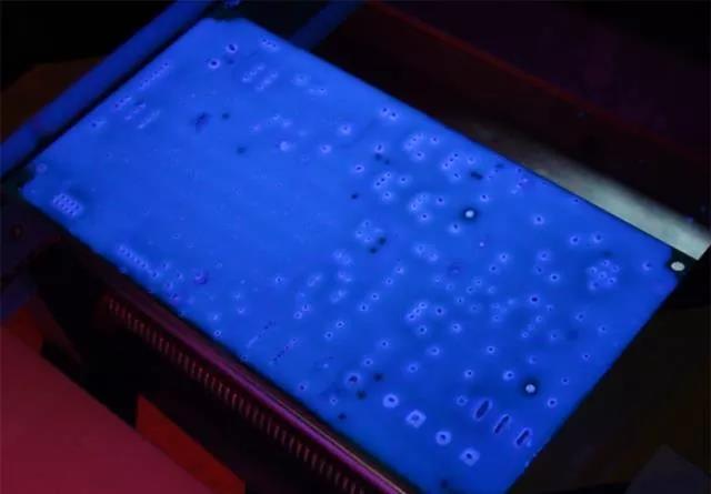 經(jīng)過涂覆工藝后的PCB，在紫光燈下的拍攝效果，原來coating也可以這么美！