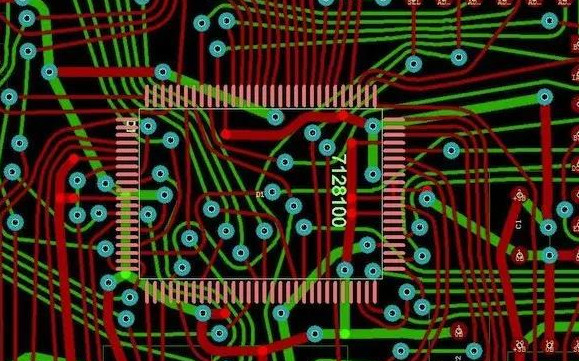 底圖：同樣的設計但采用了任意角度的布線。