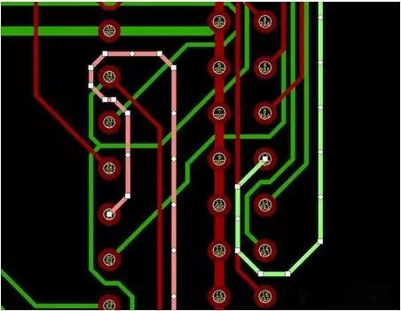通過自動優(yōu)化導線形狀消除導線打彎(用線段近似弧線只是為了顯示沒有弧線的任何角度例子)。